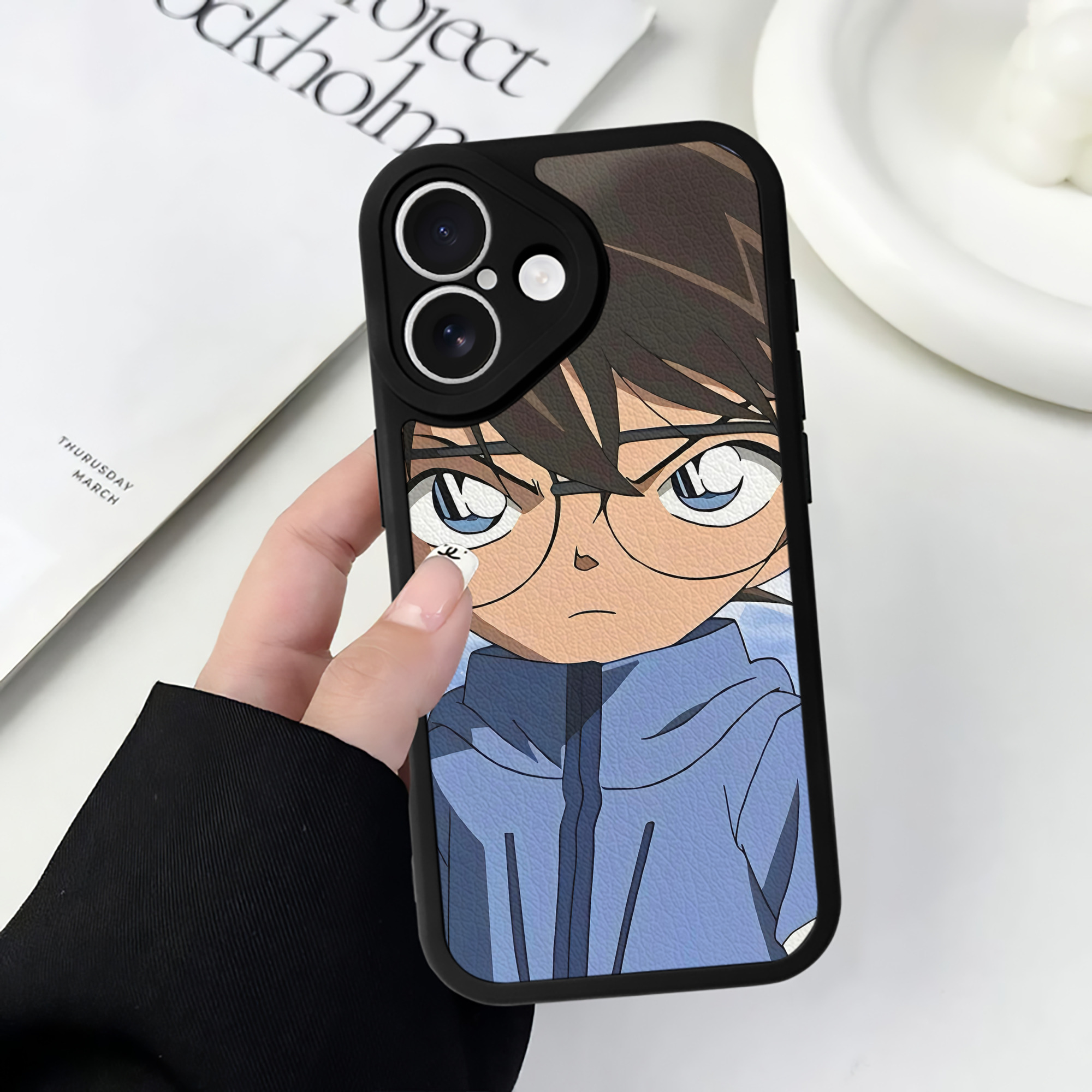 （画像用） 名探偵コナン Detective Conan 【iPhone 16シリーズ対応】シリコンスマホケース（レザー調） 材質：シリコン